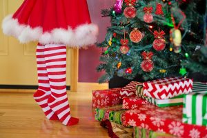 decorating-christmas-tree-2999722_1280